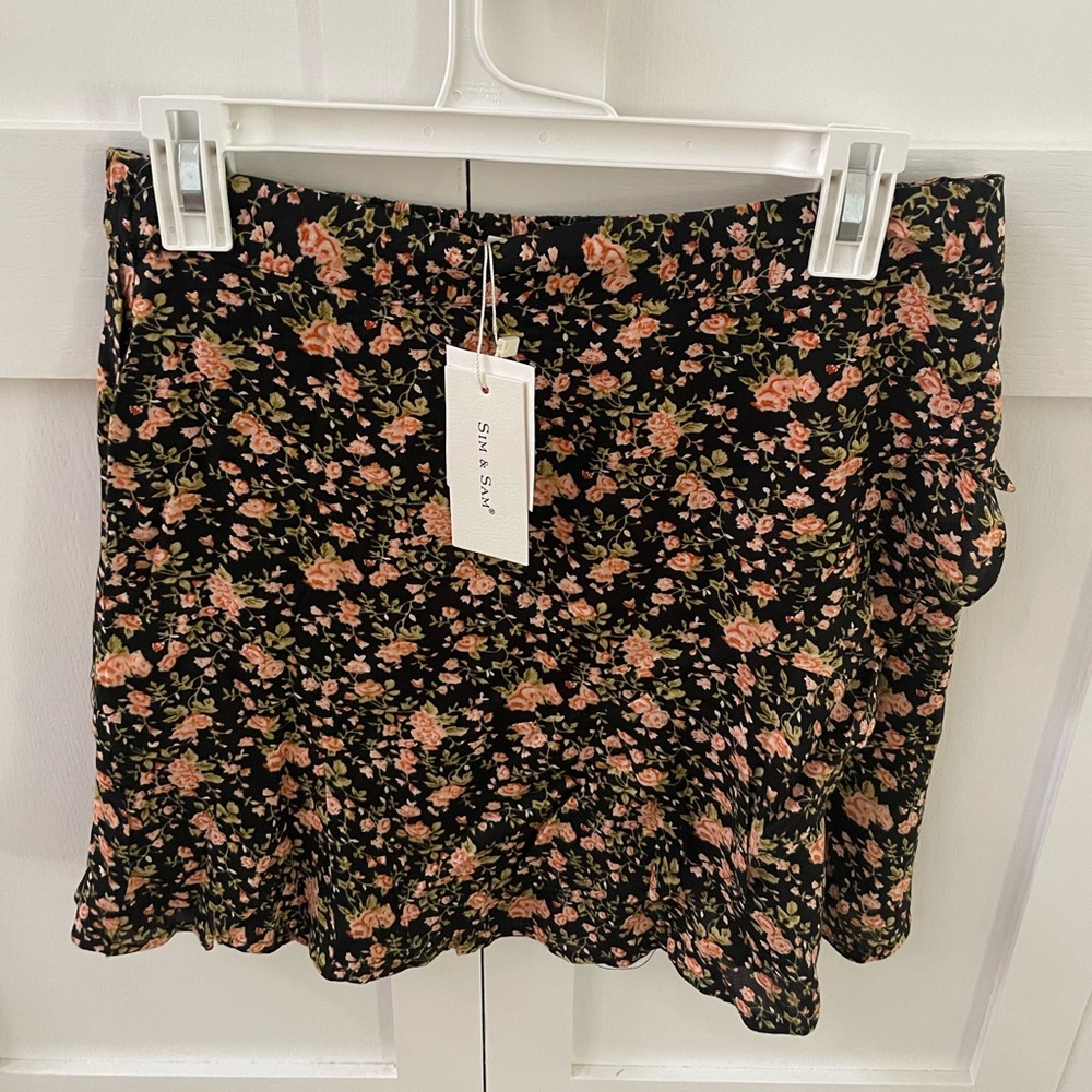 Black floral skirt, size L, NWT